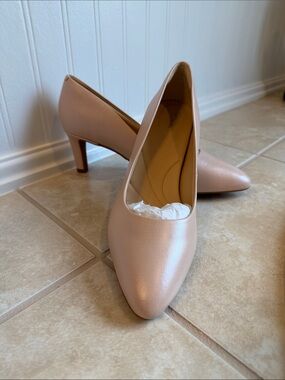 Clark’s Classic Women's Pointed Toe Pumps in Blush NWT